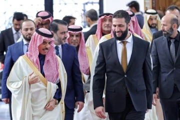 ePhoto fournie par l'agence syrienne Sana, le 24 janvier 2025, du nouveau dirigeant syrien Ahmad al-Chareh (d) accueillant le ministre saoudien des Affaires étrangères Fayçal ben Farhane à Damas