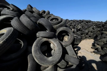 Des pneus usagés sur un site de stockage, qui seront évacués pour le compte de l'association Recyvalor, le 20 février 2009 à Vitrolles