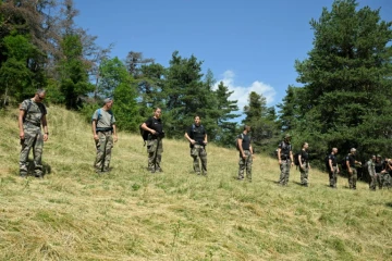 Des gendarmes participent à l'opération de recherche d'Emile, deux ans et demi, porté disparu depuis deux jours, le 10 juillet 2023 dans le village du Vernet dans les Alpes-de-Haute-Provence