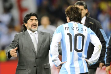 La légende de l'Argentine Diego Maradona et Lionel Messi à l'issue du match de Coupe du monde perdu face à l'Allemagne, le 3 juillet 2010 au Cap