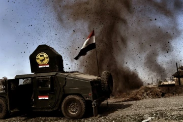 Un tir de mortier de l'Etat islamique tombe près d'un véhicule des troupes irakiennes, le 25 février 2017