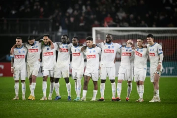 Les joueurs de l'Olympique de Marseille lors de la séance de tirs au but contre le Stade rennais, en 16e de finale de la Coupe de France, le 21 janvier 2024 à Rennes