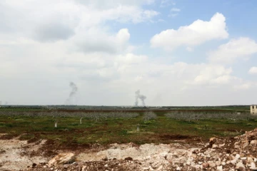 Attaque d'artillerie des forces syriennes contre les rebelles près de la ville de Qumhanah, dans la province de Hama, en Syrie, le 1er avril 2017 