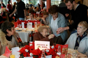 L'association "Les Petits Frères des Pauvres" organise le 24 décembre  2016 à Levallois-Perret, un repas de Noël