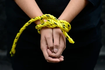 Sur les 24 témoignages de mauvais traitements recueillis par Amnesty sur un total de 170 entretiens, quinze font état de coups donnés, y compris avec des matraques électriques
