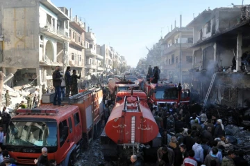 Le site d'une attaque à la voiture piégée dans le quartier d'al-Zahraa à Homs en Syrie, le 28 décembre 2015