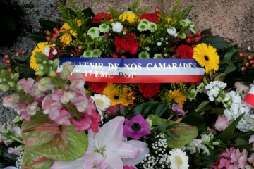 Une couronne de fleurs est placée au pied d'un mémorial dédié aux parachutistes français abattus en 2012 par Mohamed Merah, le 15 mars 2017 à Montauban