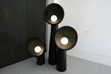 Des lampes "Soniah" (tournesol en ukrainien) de la designer Victoria Yakusha exposées durant le "Fuorisalone" à Milan, le 9 juin 2022 