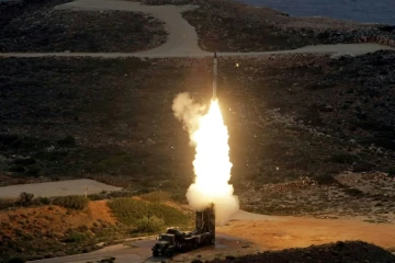 Un système anti-aérien S-300 fait feu, ici en Crète en 2013 lors d'exercices de l'armée grecque