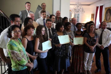 Mercredi 1er décembre 2010

Remise du Prix de la vocation scientifique et technique des filles et à la signature d'un contrat pour la mixité des emplois avec la Sbtpc

(Photo Marie Trouvé)