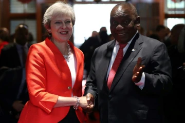 La Première ministre Theresa May est saluée par le président sud-africain Cyril Ramaphosa au Cap le 28 août 2018, première étape d'une tournée de la dirigeante britannique en Afrique.
