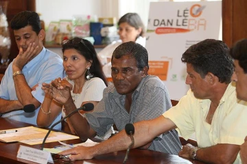 Mercredi 1 Décembre 2010
 
Conférence de presse sur la campagne au jardin de l'Etat