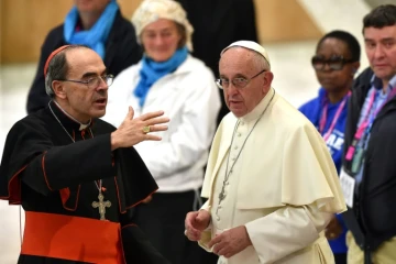 Le cardinal Philippe Barbarin (g) et le pape François, le 11 novembre 2016 au Vatican