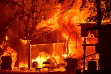 Une maison dévorée par les flammes du "Park Fire" à Paynes Creeks, en Californie le 26 juillet 2024