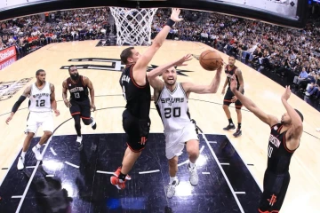 L'arrière des San Antonio Spurs Manu Ginobili, monte au panier devant l'ailier fort des Houston Rockets Ryan Anderson, lors du match 5 de la demi-finale de conférence ouest, à San Antonio, le 9 mai 2017