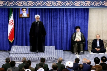 Photo diffusée par le bureau du guide suprême iranien montrant l'ayatollah Ali Khamenei écoutant un discours du président Hassan Rohani, le 14 mai 2019 à Téhéran