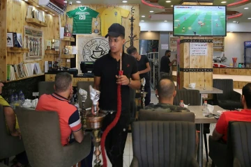 Des Irakiens attablés dans un café de Bagdad pendant la retransmission d'un match du Mondial en Russie le 23 juin 2018