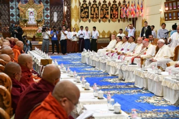 Le pape François (d) devant le comité de la Sangha, institution réglementant le clergé bouddhiste, le 29 novembre 2017 à Rangoun