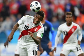 L'attaquant péruvien Jefferson Farfan effectue une tête face à la France au Mondial, le 21 juin 2018 à Ekaterinbourg