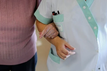 Près des deux tiers des personnes hospitalisées à la mi-décembre sont âgées de 80 ans et plus