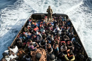 Un garde-côte libyen debout lors du sauvetage de migrants, le 27 juin 2017 au large de Zawiyah en Libye