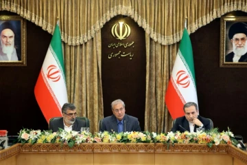 Le porte-parole de l'Organisation de l'énergie atomique iranienne, Behrouz Kamalvandi (g), le porte-parole du gouvernement Ali Rabiei, et le vice-ministre des Affaires étrangères Abbas Araghchi, lors d'une conférence de presse, le 7 juillet 2019 à Téhéran 