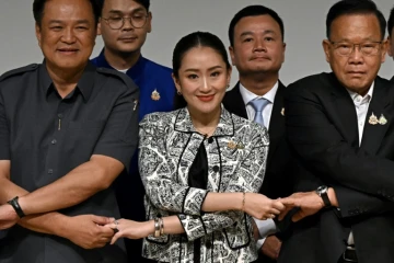 Paetongtarn Shinawatra (centre), plus jeune fille de l'ancien Premier ministre Thaksin Shinawatra, le 15 août 2024 à Bangkok