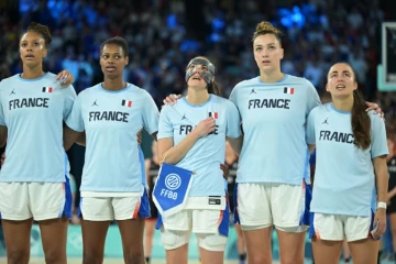 De gauche à droite: Iliana Rupert, Valériane Ayayi, Sarah Michel Boury, Alexia Chery et Marine Fauthoux de l'équipe de France féminine de basketball, le 9 août 2024 aux JO de Paris, à la Bercy Arena 