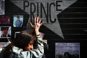 Une admiratrice de Prince devant le club  First Avenue à Minneapolis (Minnesota) où le musicien a commencé sa carrière, le 23 avril 2016 