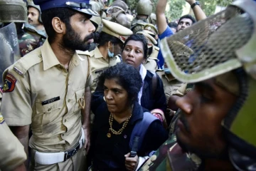 Kanaka Durga et Bindu, deux femmes hindoues entourées par la police après leur tentative d'entrer dans le temple de Sabarimala Ayyapa, ici le 24 décembre 2018.