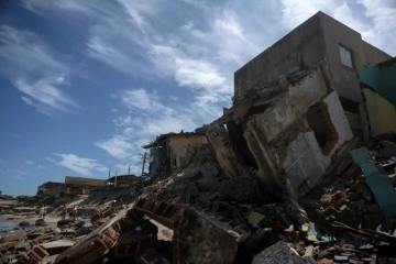 Les ruines d'une maison détruite par l'avancée de la mer, le 7 février 2022 sur la plage d'Atafona, au Brésil