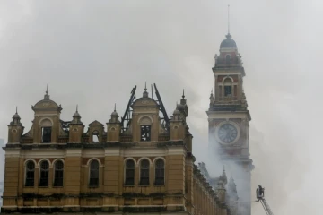 Des pompiers tentent d'éteindre l'incendie du Musée de la Langue portugaise de Sao Paulo, le 21 décembre 2015