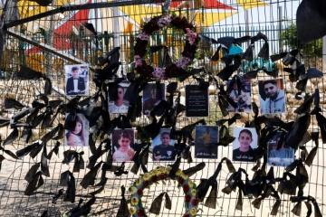 Les portraits des enfants et des jeunes tués dans la chute d'une roquette dans le village druze de Majdal Shams, sur le Golan syrien annexé par Israël, accrochés à la clôture du stade de football où le projectile a atterri, le 29 juillet 2024