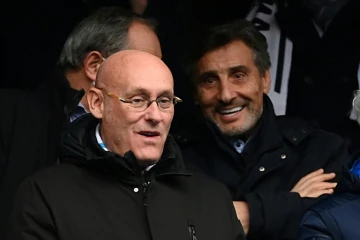 Le président de la FFR Bernard Laporte (G) et l'homme d'affaires Mohed Altrad (D) assistent au match entre la France et L'Italie au Stade de France, le 6 février 2022 