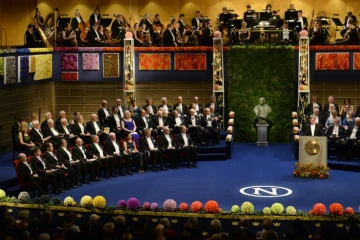 Le président de la Fondation Albert Nobel, Carl-Henrik Heldin (r) ouvre la cérémonie des Nobel, le 10 décembre 2014 à Stockholm