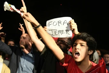 Plusieurs dizaines de Brésiliens sont descendus dans les rues pour protester notamment devant le palais présidentiel, à Brasilia, avec des banderoles et des cris de "Temer dehors" à grand renfort de klaxon, le 17 mai 2017