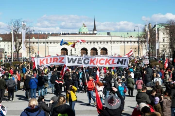 Des manifestants contre les restrictions destinées à lutter contre le Covid-19, à Vienne (Autriche), le 6 mars 2021.