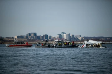 Photo diffusée par les garde-côtes américains (USCG) montrant des équipes de sauvetage, le 30 janvier 2025, sur le fleuve Potomac après le crash du vol American Airlines 5342 entré en collision avec un hélicoptère de l'armée américaine, près de Washington