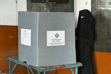 Une femme vote lors des législatives inidennes dans un bureau de vote de Kairana, dans l'Etat de l'Uttar Pradesh, le 19 avril 2024