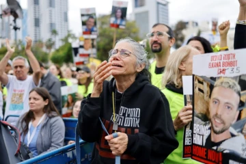 Des proches et des soutiens des quatre soldates israéliennes libérées sur la "place des Otages" à Tel-Aviv, le 25 janvier 2025
