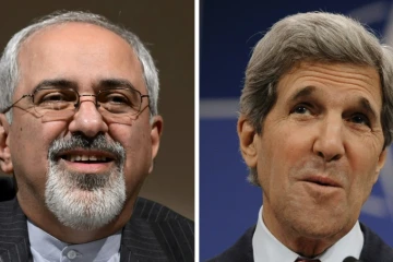 Montage photo réalisé le 8 novembre 2013 à Paris montrant le secrétaire d'Etat américain John Kerry (d) et son homologue iranien Javad Zarif (G)