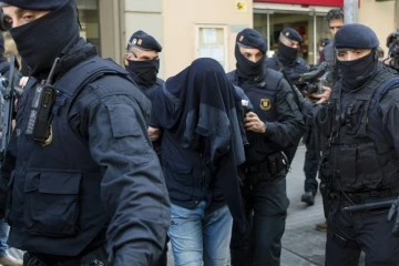 Photo archives de la police espagnole procédant à l'arrestation de jihadistes présumés à Barcelone, le 25 avril 2017.
