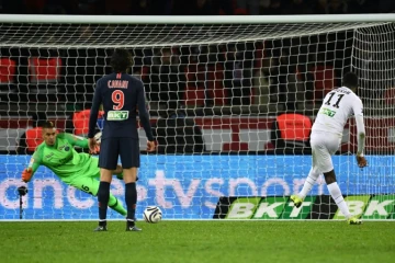 L'attaquant de l'EA Guingamp Marcus Thuram marque un pénalty face au Paris Saint-Germain en quarts de finale de Coupe de la Ligue au Parc des Princes à Paris le 9 janvier 2018