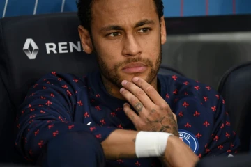 Neymar sur le banc du Paris SG lors d'un match de L1 contre Monaco le 21 avril 2019 à Paris
