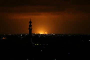 De la fumée et des flammes ont été vus après une attaque aérienne israélienne dans la ville de Khan Yunis, dans le sud de la bande de Gaza le 16 septembre 2020