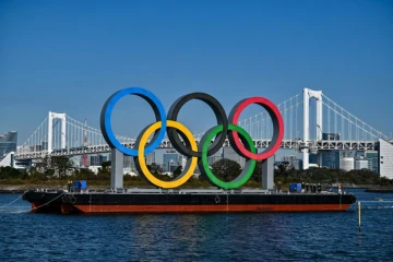 Les anneaux olympiques annonçant la tenue des Jeux de Tokyo, reporté à 2021, étaient présentés lors d'une campagne de sensibilisation, le 1er décembre 2020