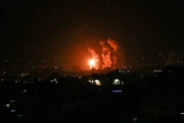 Des flammes et de la fumée sont visible lors de raids israéliens contre la bande Gaza le 21 avril 2022.
