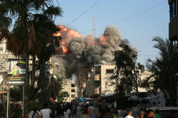 Une boule de feu et un nuage de fumée s'élèvent après une frappe aérienne israélienne contre la localité d'al-Bureij, dans le centre de la bande de Gaza, le 3 juin 2024