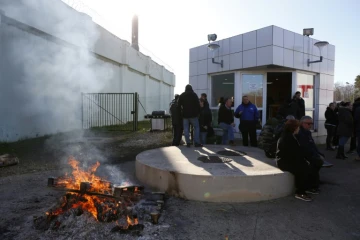 Des gardiens de prison rassemblés devant la prison de Borgo à Bastia, le 23 janvier 2018