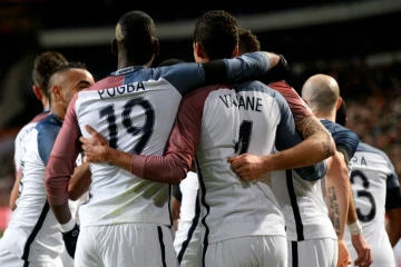 Paul Pogba (N.19) et Raphaël Varane après un but de l'équipe de France lors du match amical face aux Pays-Bas, le 25 mars 2016 à Amsterdam